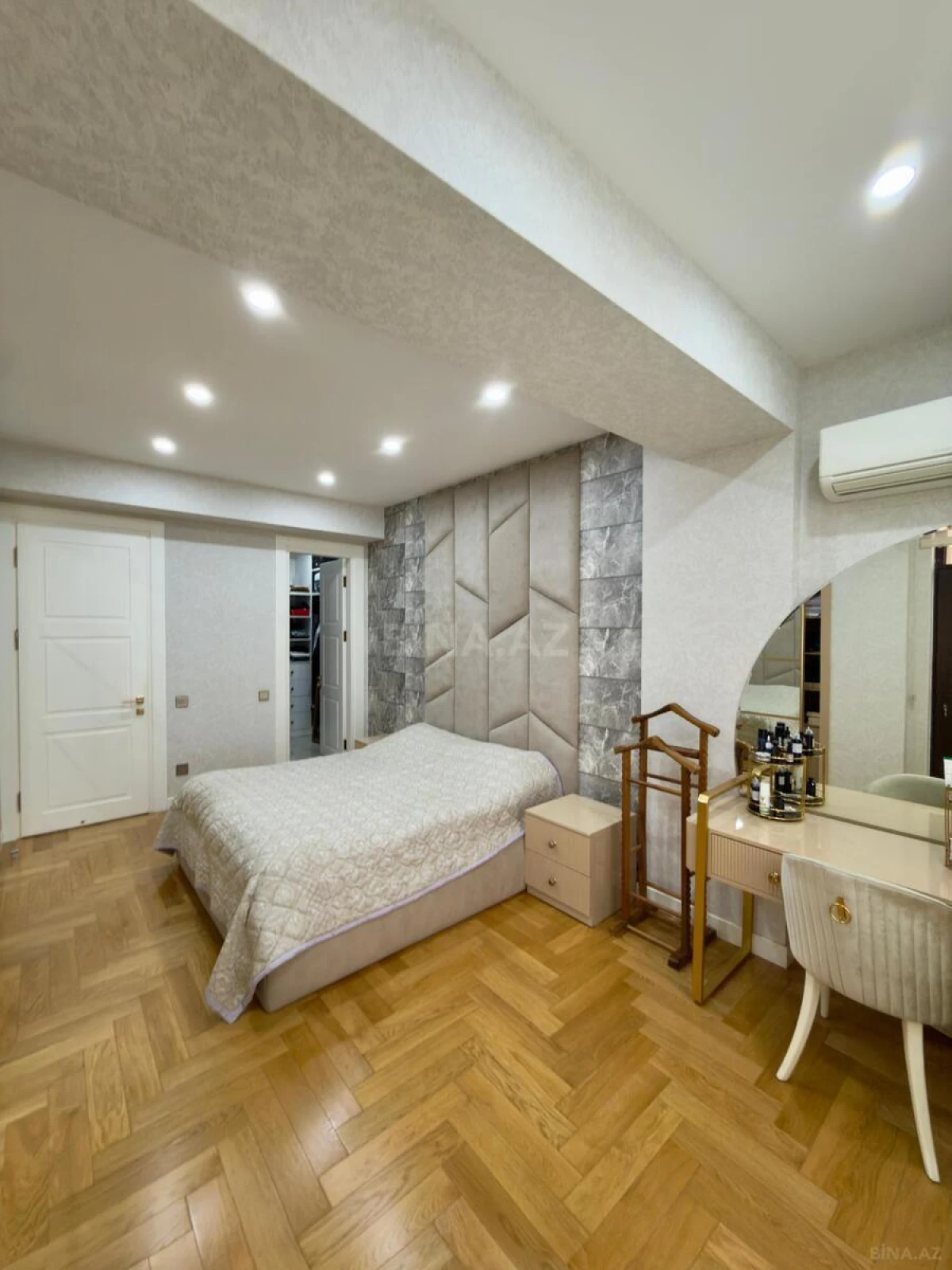Satılır 5 otaqlı mənzil 201 m²