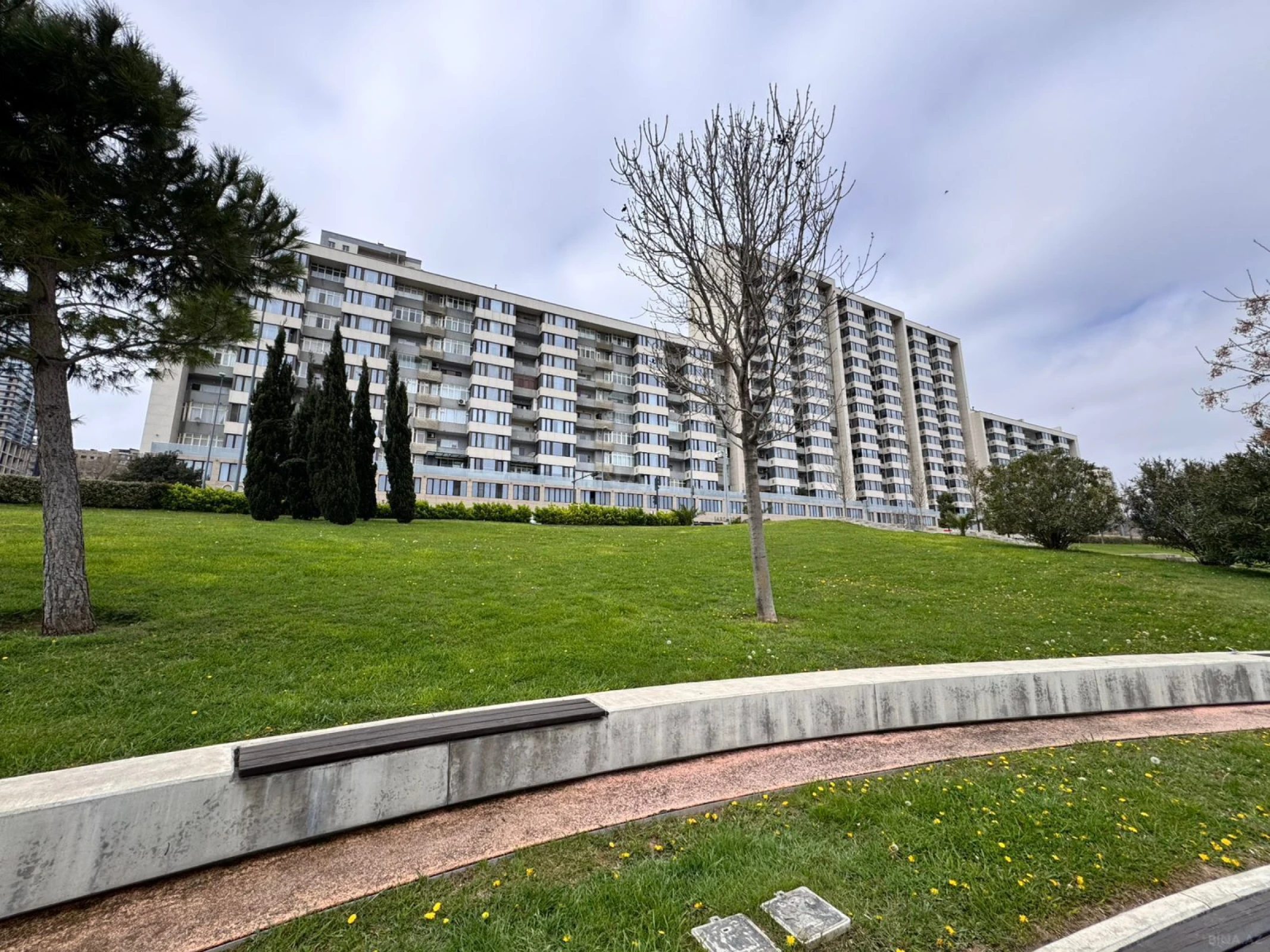 Satılır 3 otaqlı mənzil 135 m²