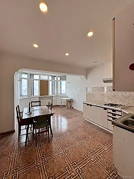 Satılır 3 otaqlı mənzil 135 m²