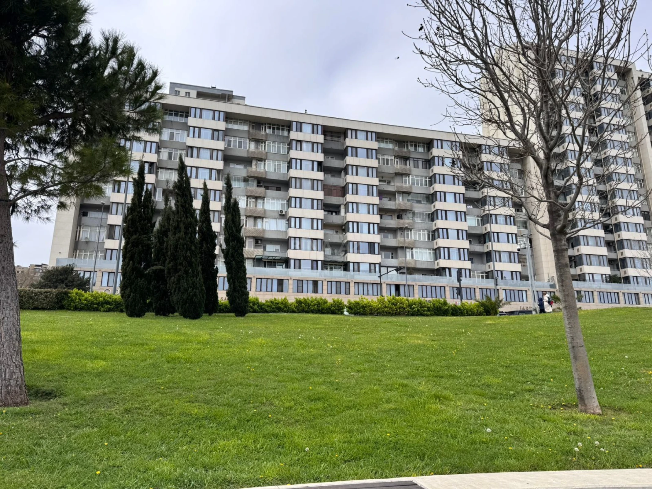 Satılır 3 otaqlı mənzil 135 m²