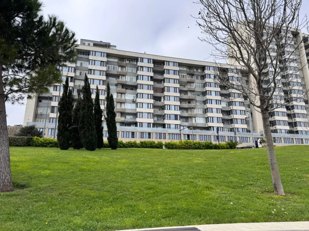 Satılır 3 otaqlı mənzil 135 m²