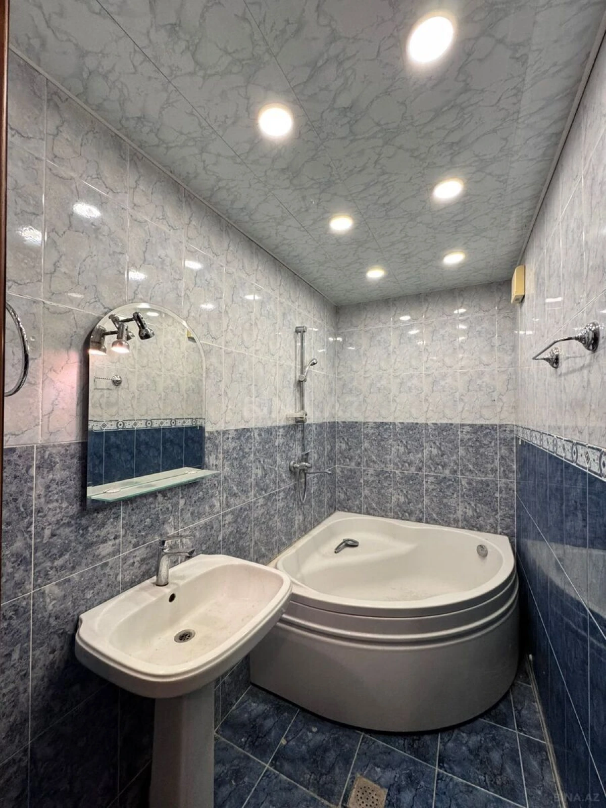 Satılır 3 otaqlı mənzil 135 m²