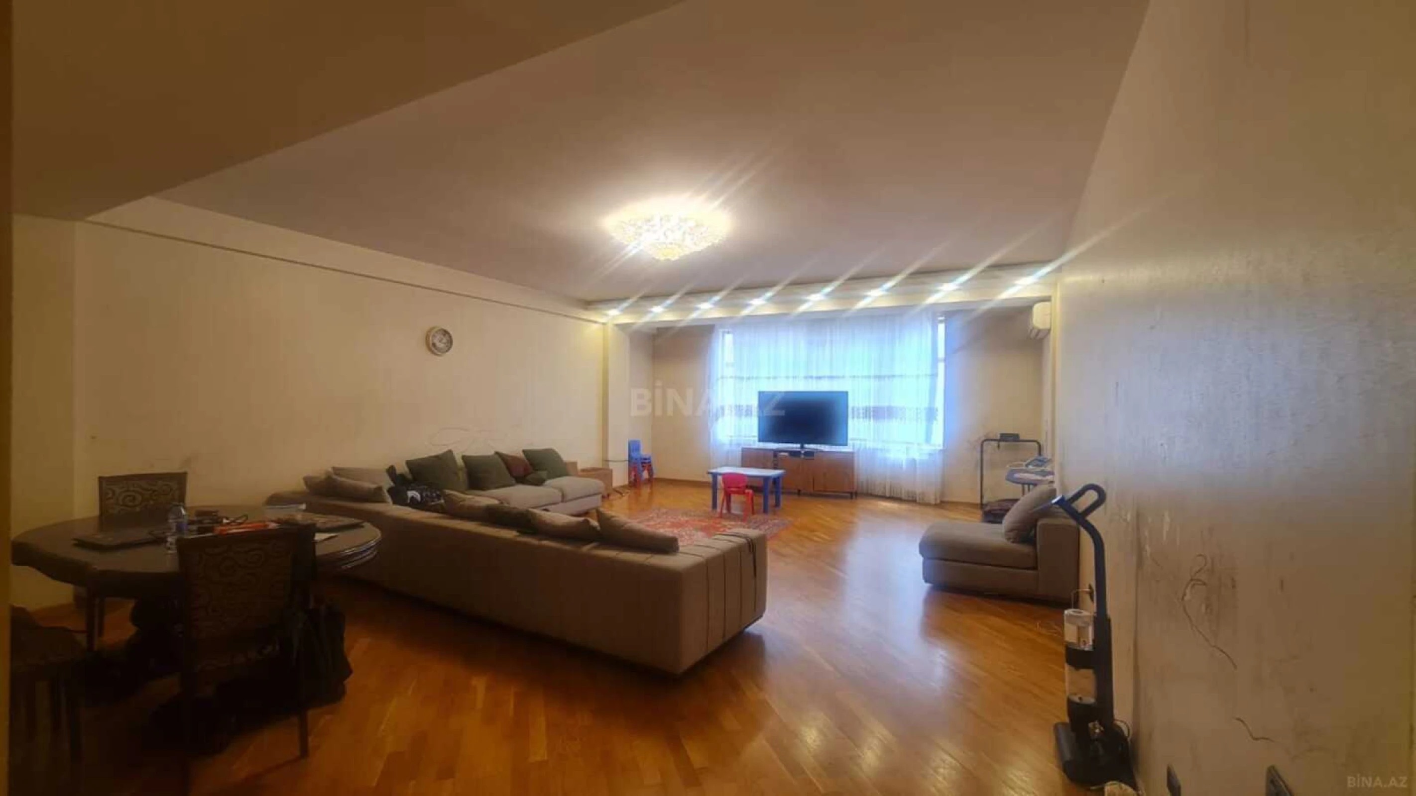 Satılır 3 otaqlı mənzil 185 m²