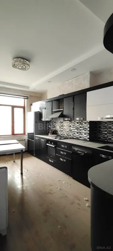 Satılır 3 otaqlı mənzil 153 m²