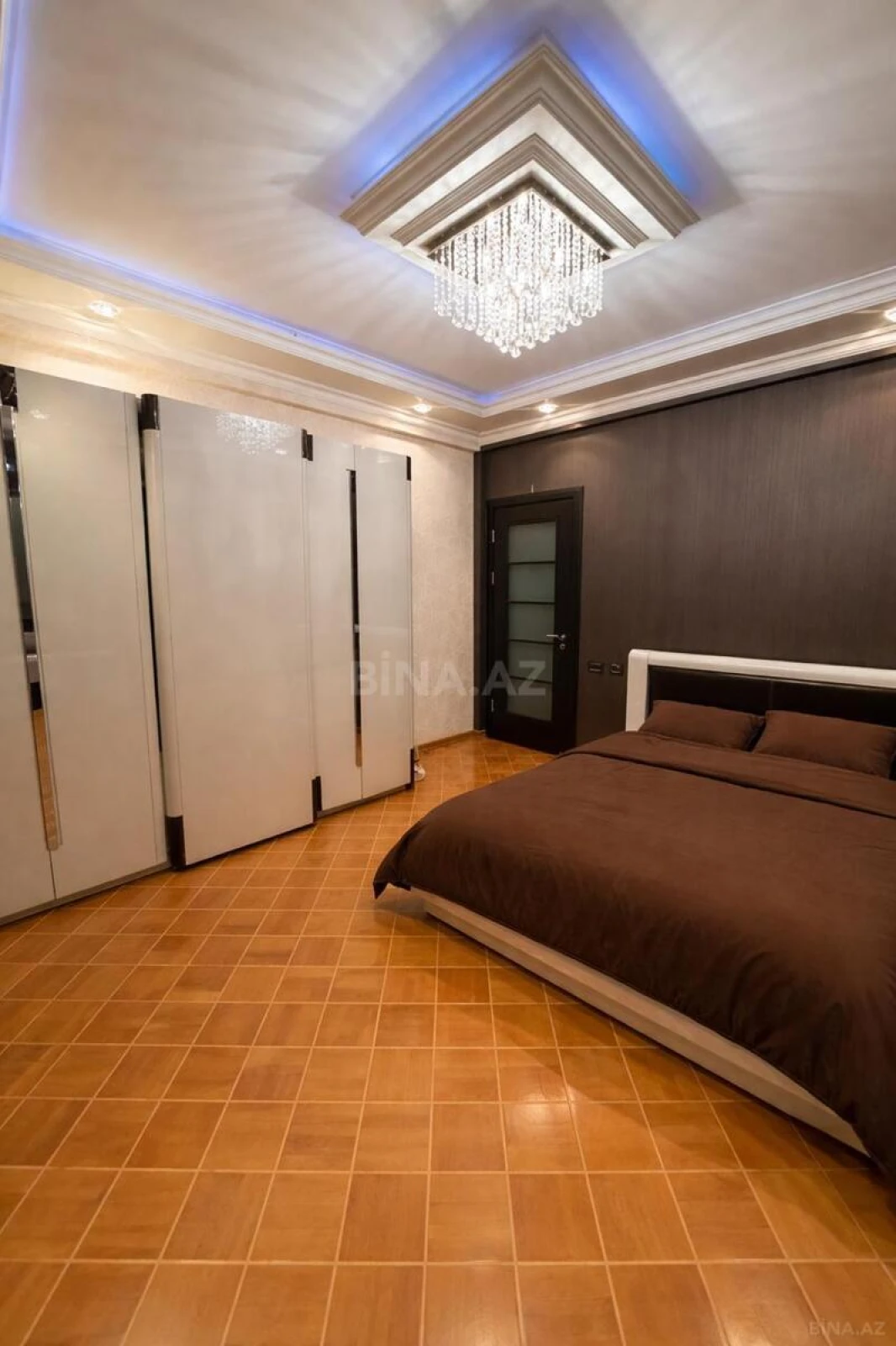 Satılır 4 otaqlı mənzil 160 m²