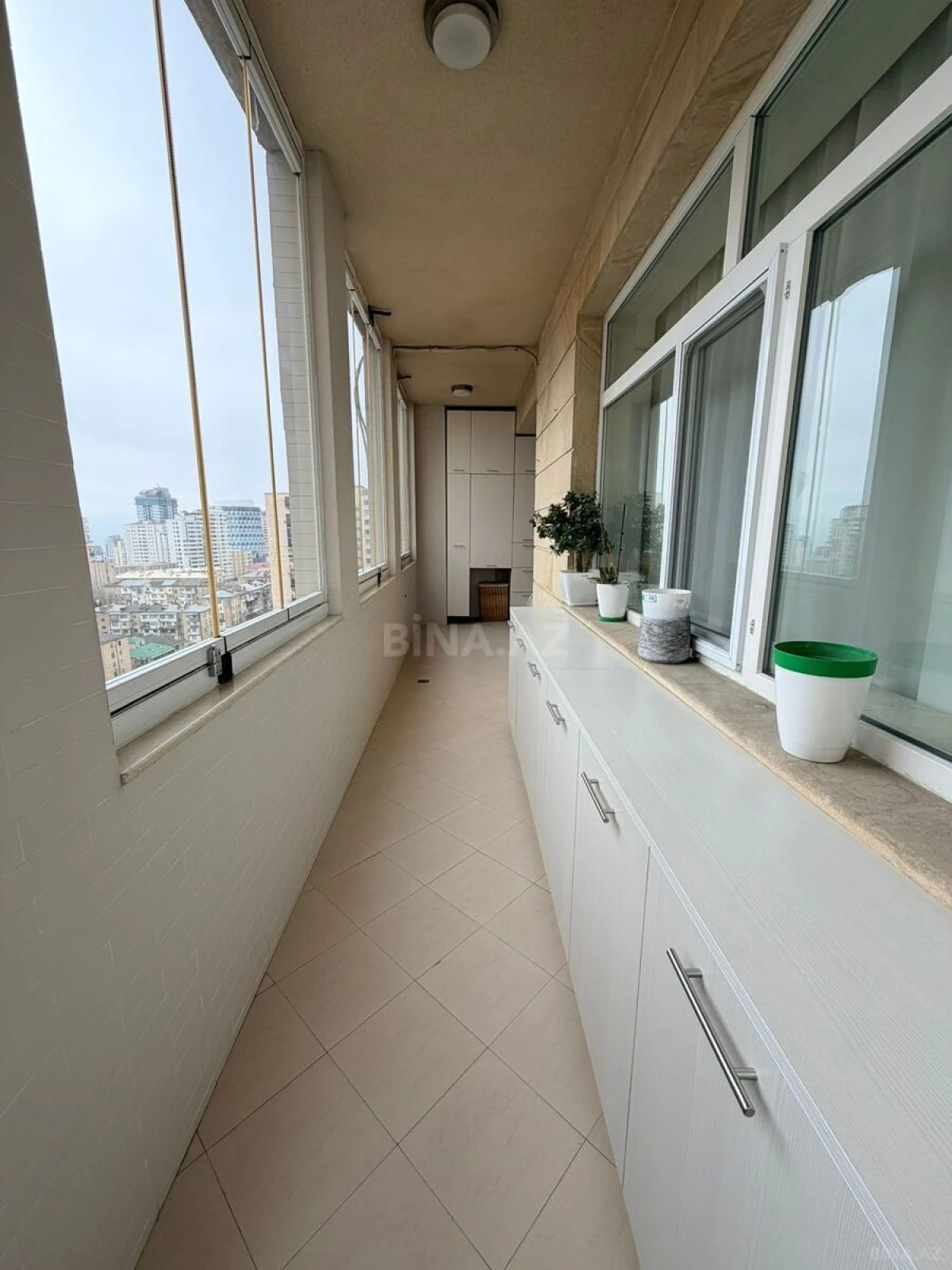 Satılır 4 otaqlı mənzil 160 m²