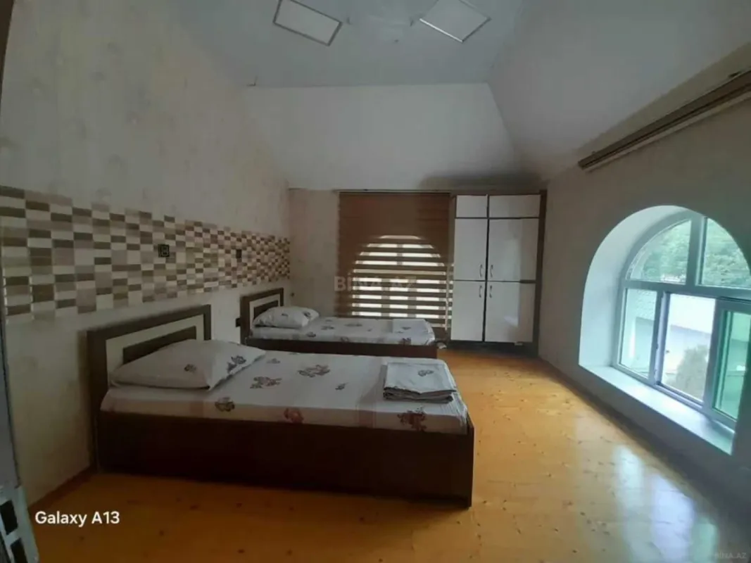 Satılır 7 otaqlı həyət evi 200 m²