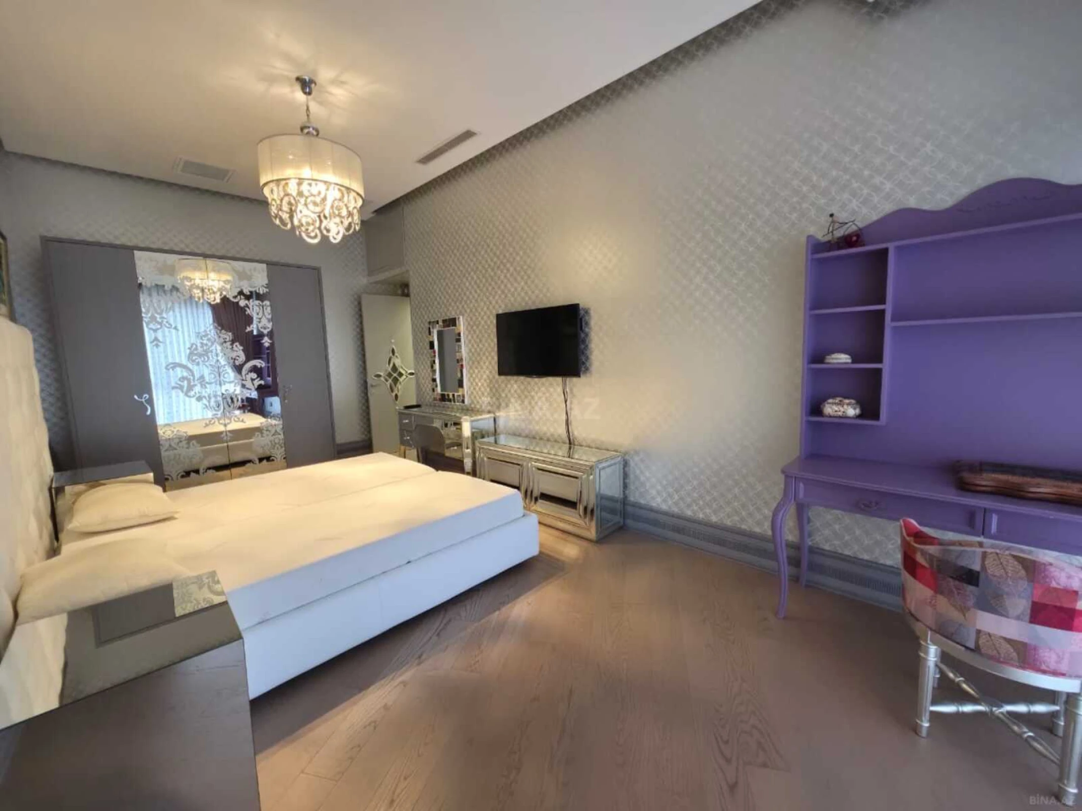 Satılır 4 otaqlı mənzil 240 m²