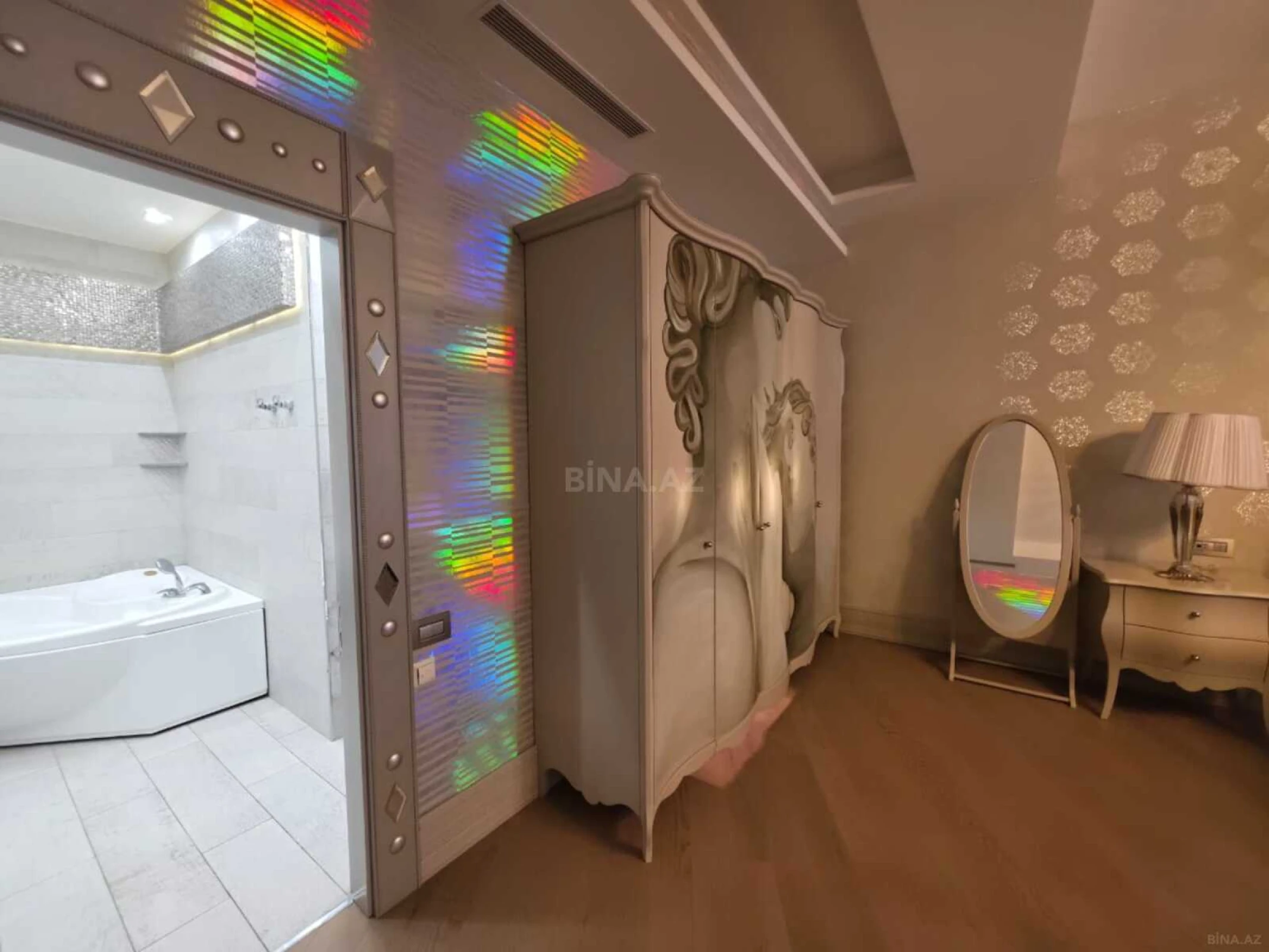 Satılır 4 otaqlı mənzil 240 m²