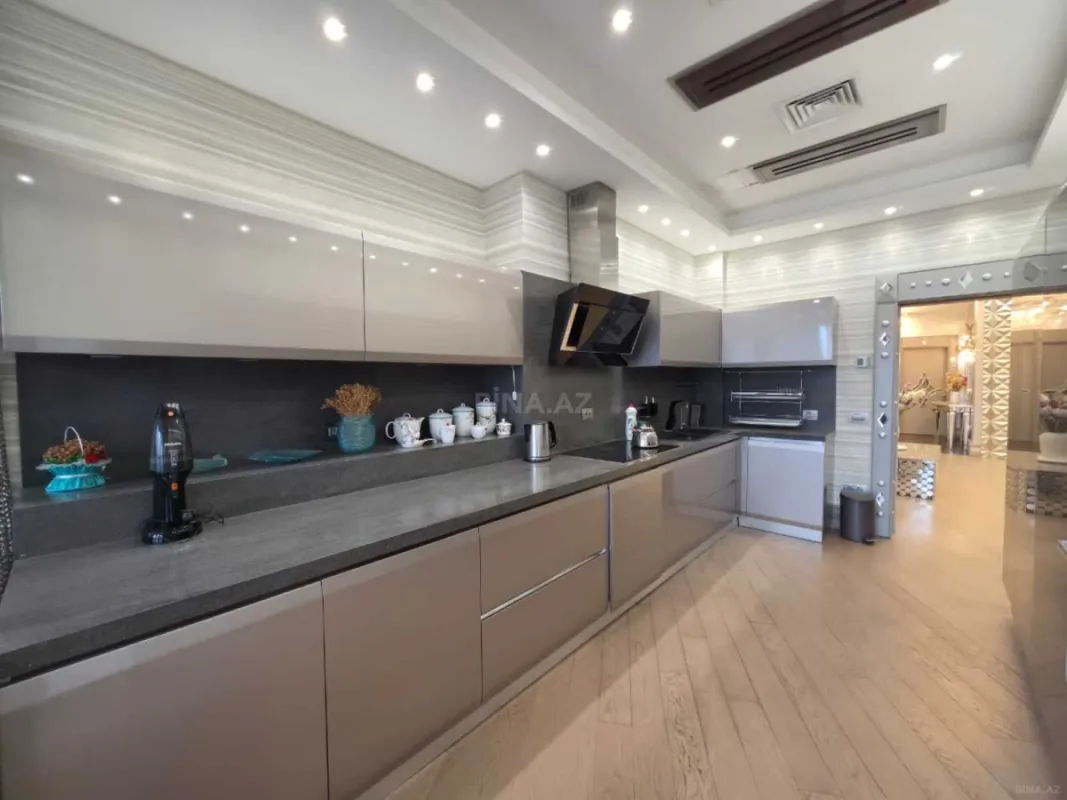 Satılır 4 otaqlı mənzil 240 m²