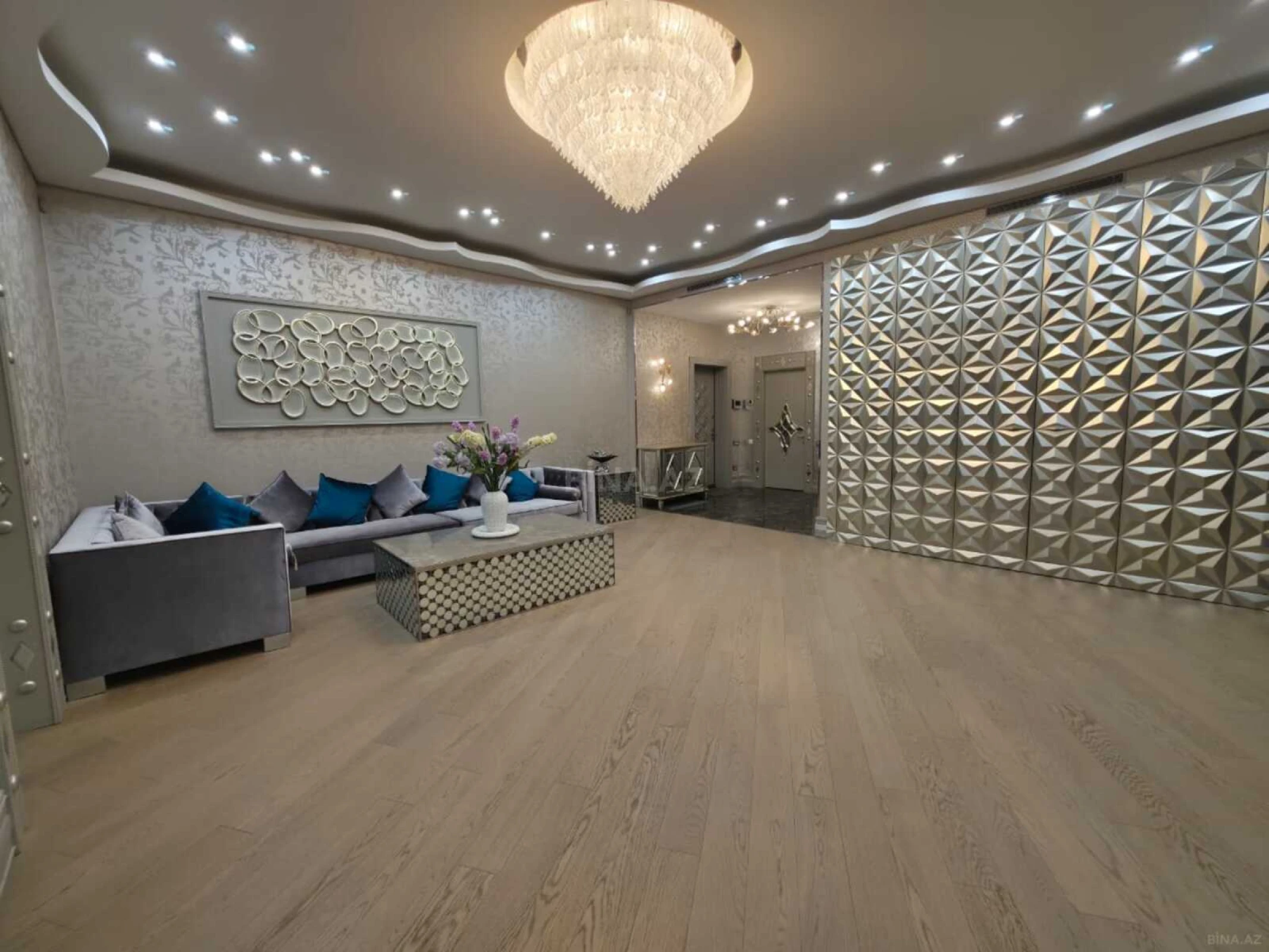 Satılır 4 otaqlı mənzil 240 m²