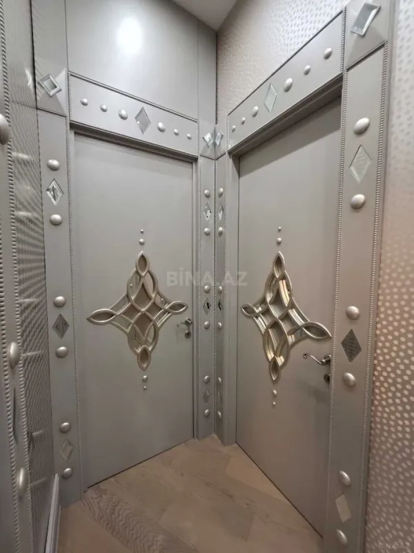 Satılır 4 otaqlı mənzil 240 m²