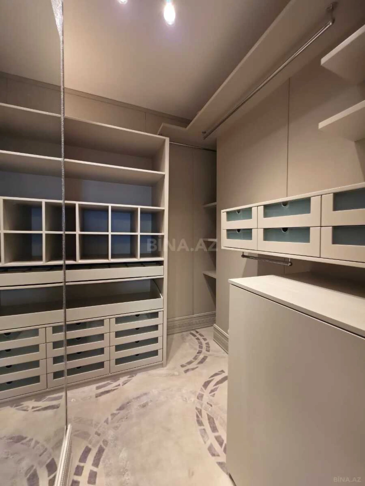 Satılır 4 otaqlı mənzil 240 m²