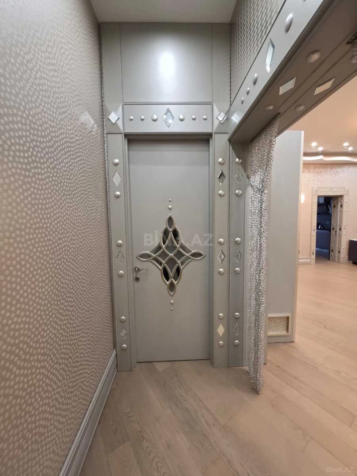 Satılır 4 otaqlı mənzil 240 m²