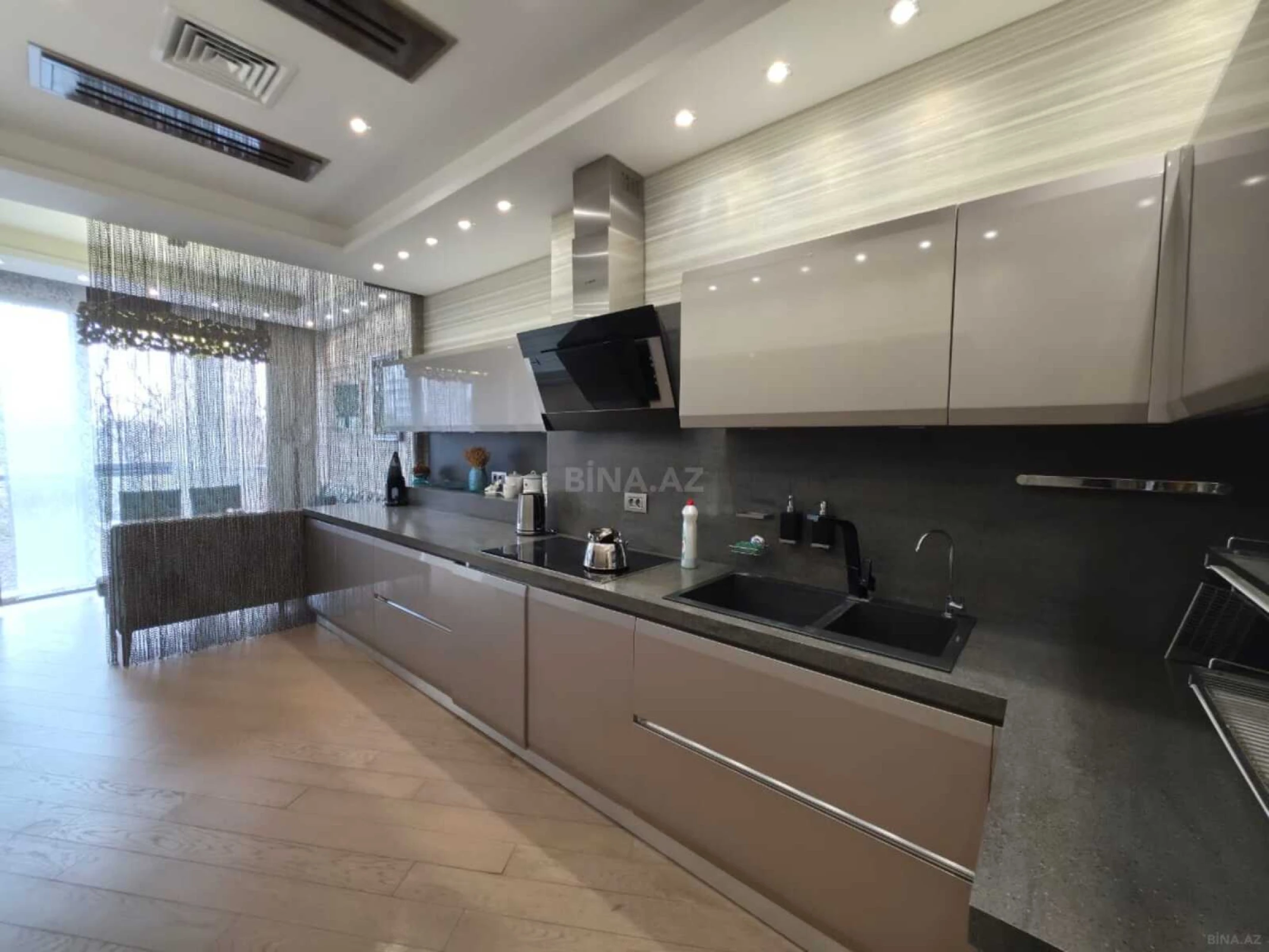 Satılır 4 otaqlı mənzil 240 m²