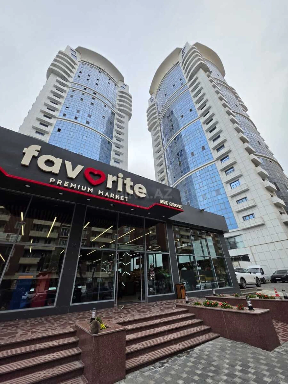 Satılır 4 otaqlı mənzil 240 m²