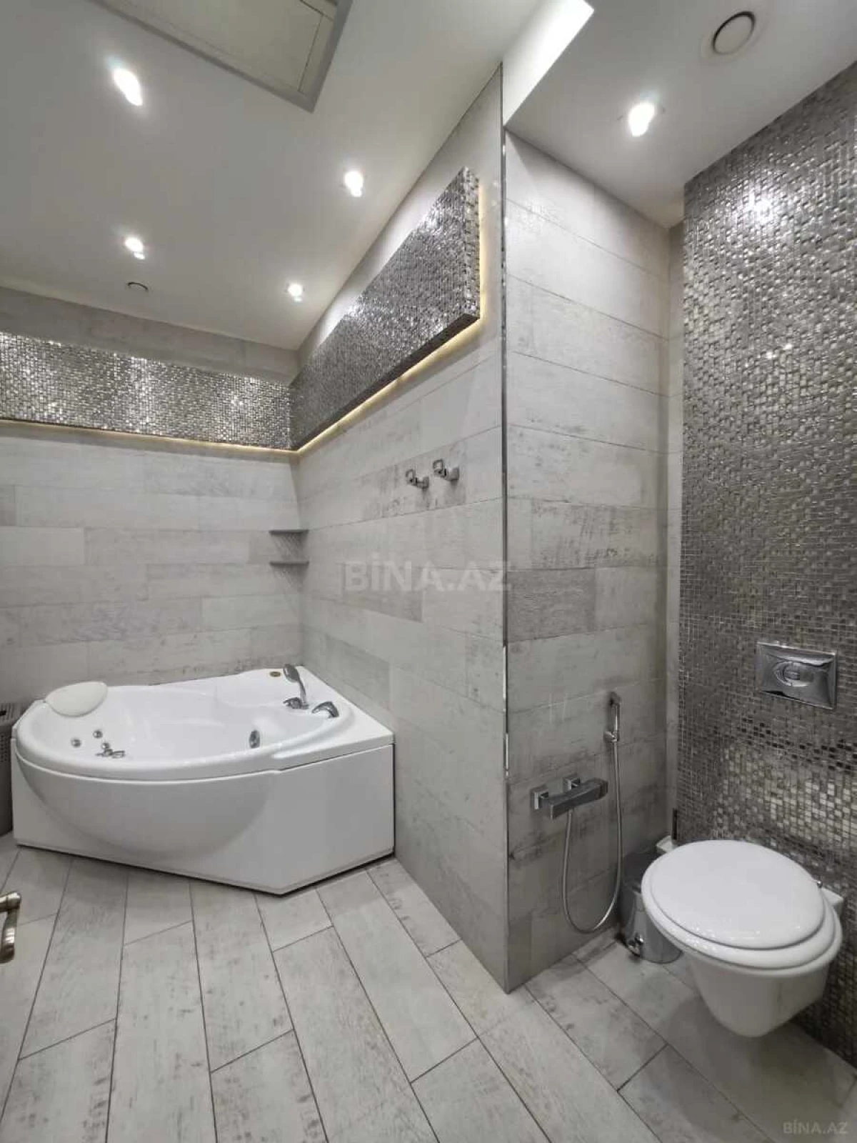 Satılır 4 otaqlı mənzil 240 m²