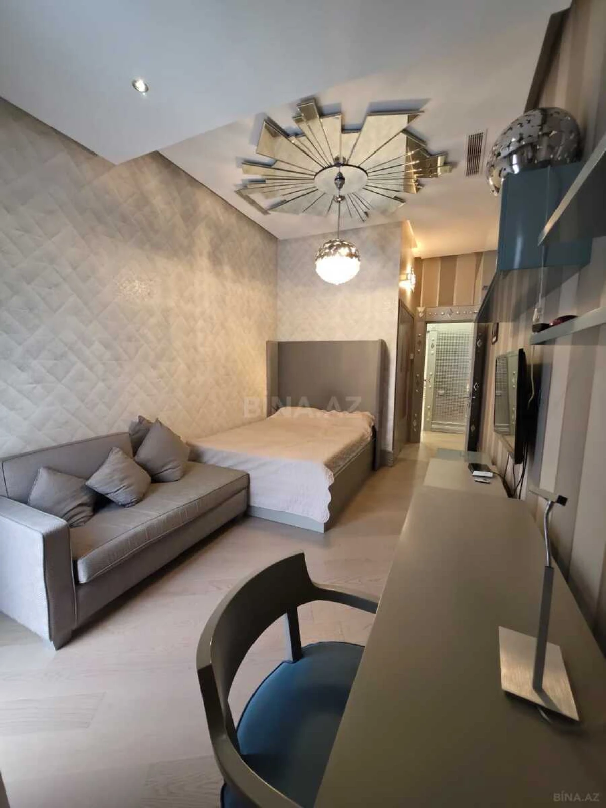 Satılır 4 otaqlı mənzil 240 m²