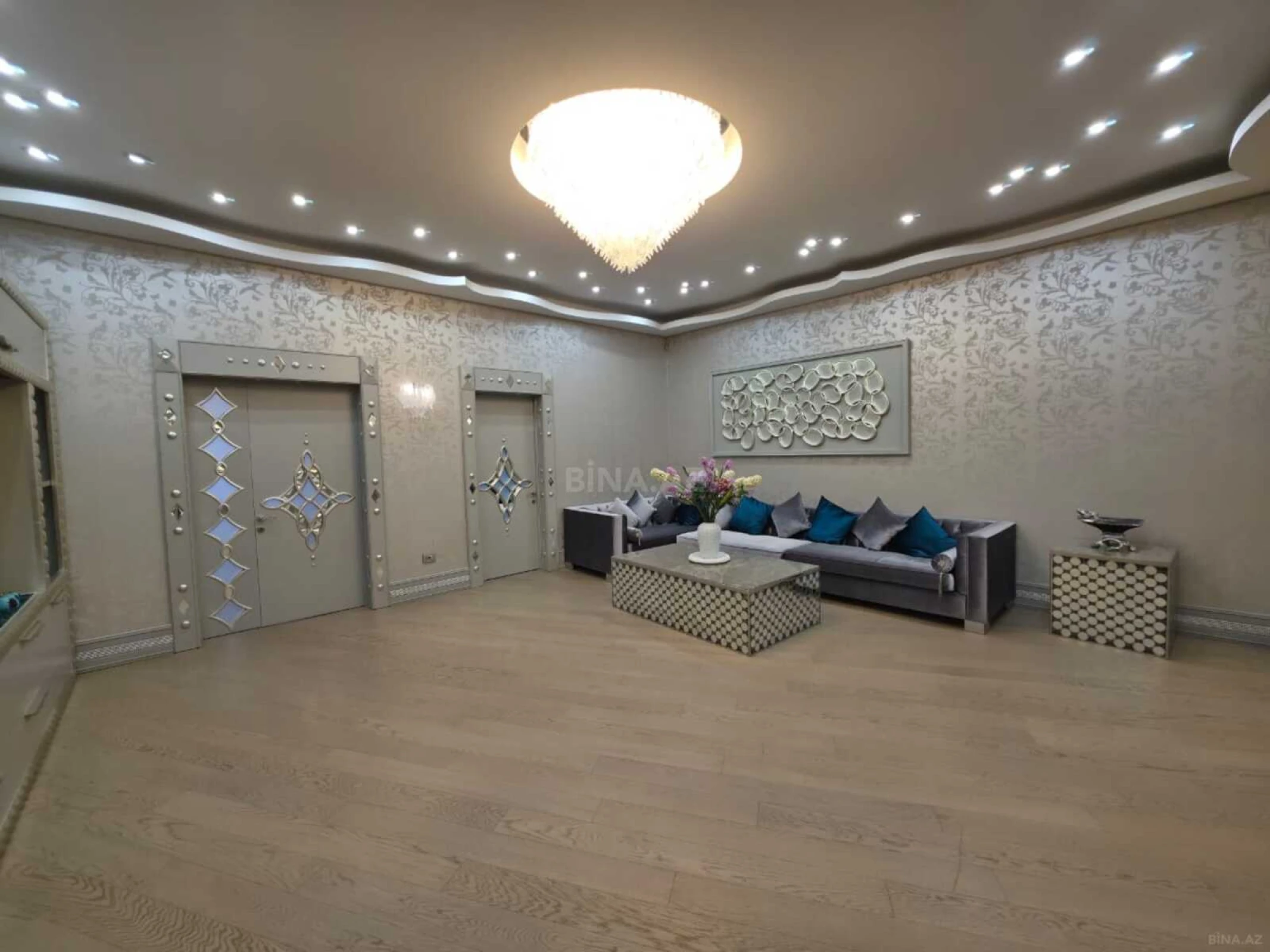 Satılır 4 otaqlı mənzil 240 m²