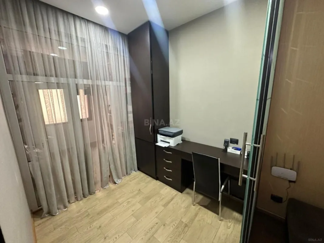 Satılır 4 otaqlı mənzil 135 m²