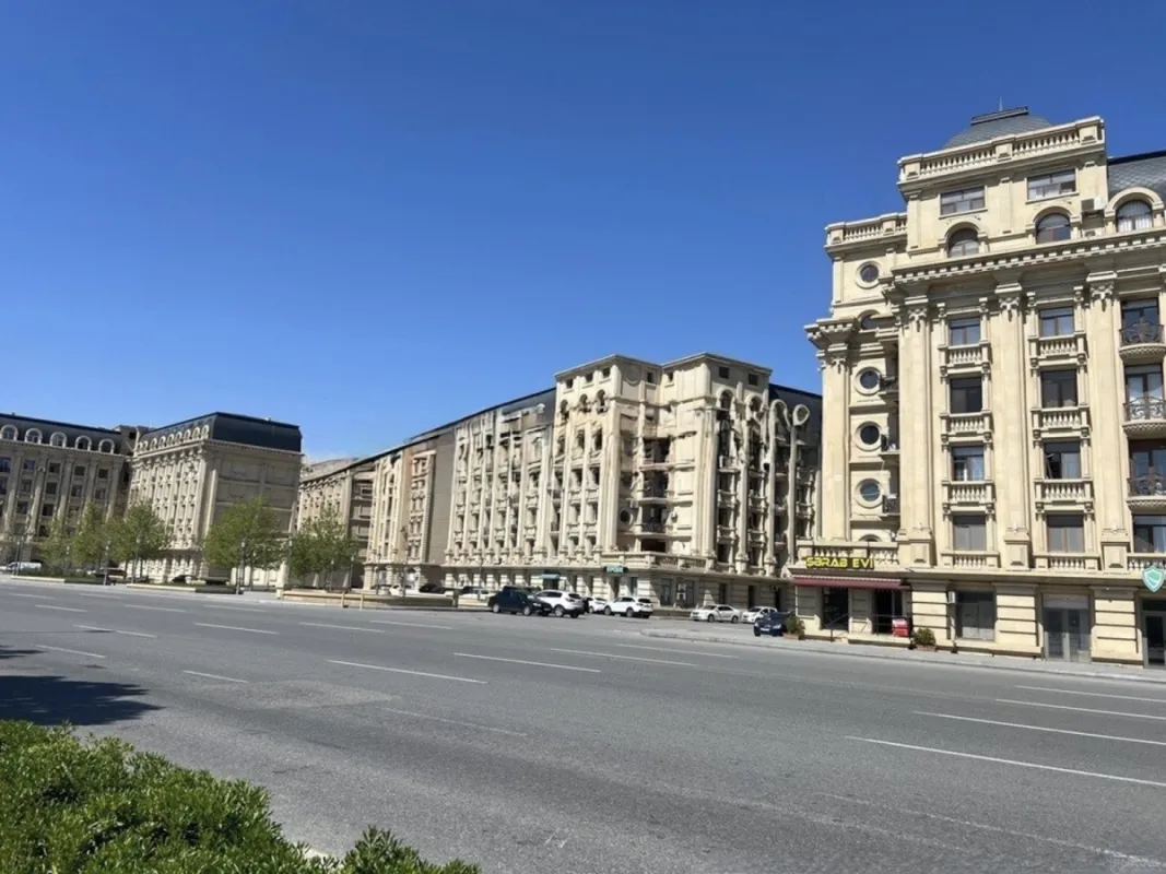 Satılır 4 otaqlı mənzil 135 m²