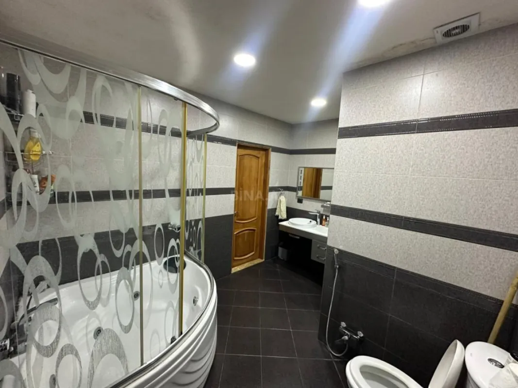 Satılır 4 otaqlı mənzil 135 m²