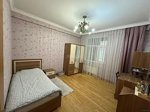 Satılır 4 otaqlı mənzil 135 m²