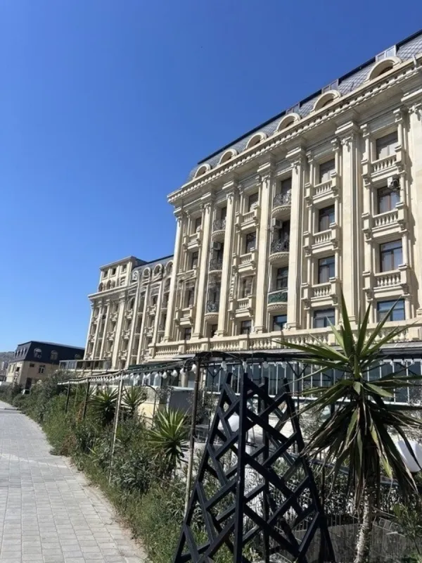 Satılır 4 otaqlı mənzil 135 m²