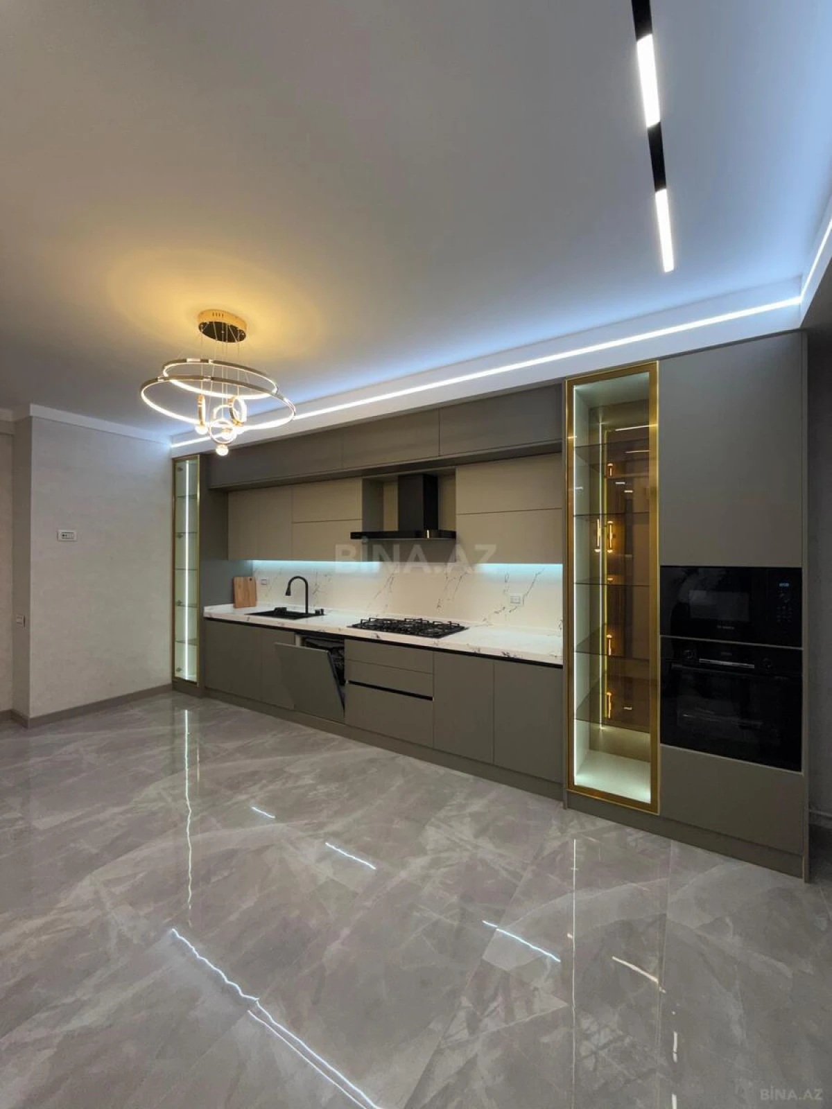 Satılır 4 otaqlı mənzil 245 m²