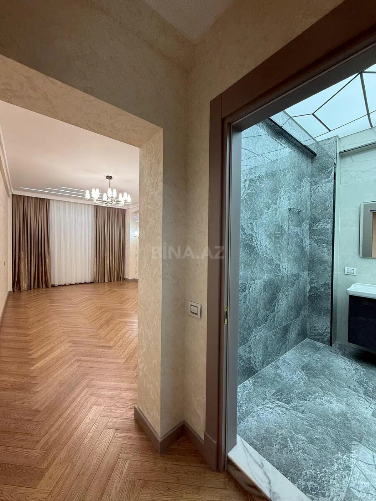 Satılır 4 otaqlı mənzil 245 m²