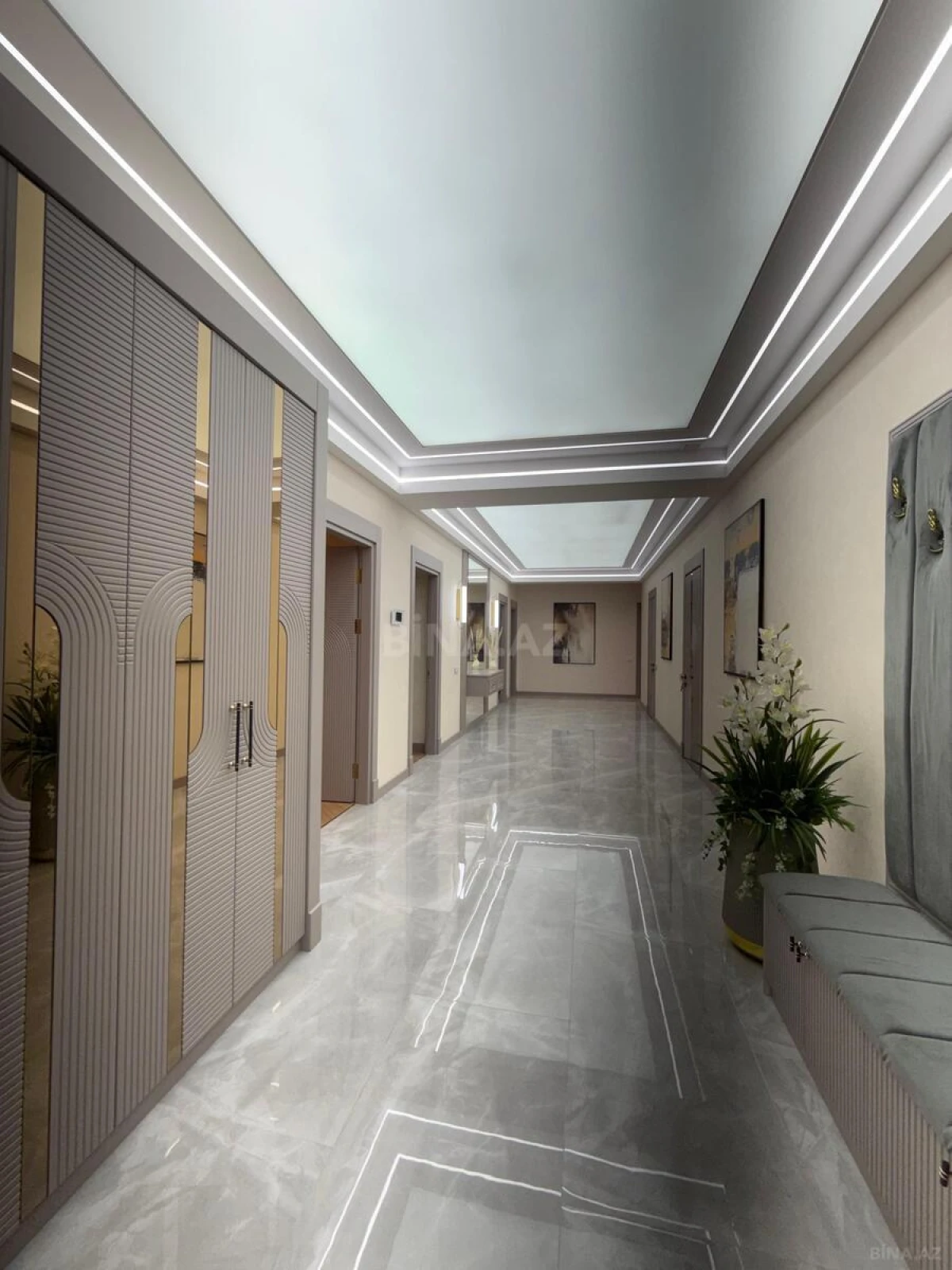 Satılır 4 otaqlı mənzil 245 m²