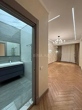 Satılır 4 otaqlı mənzil 245 m²
