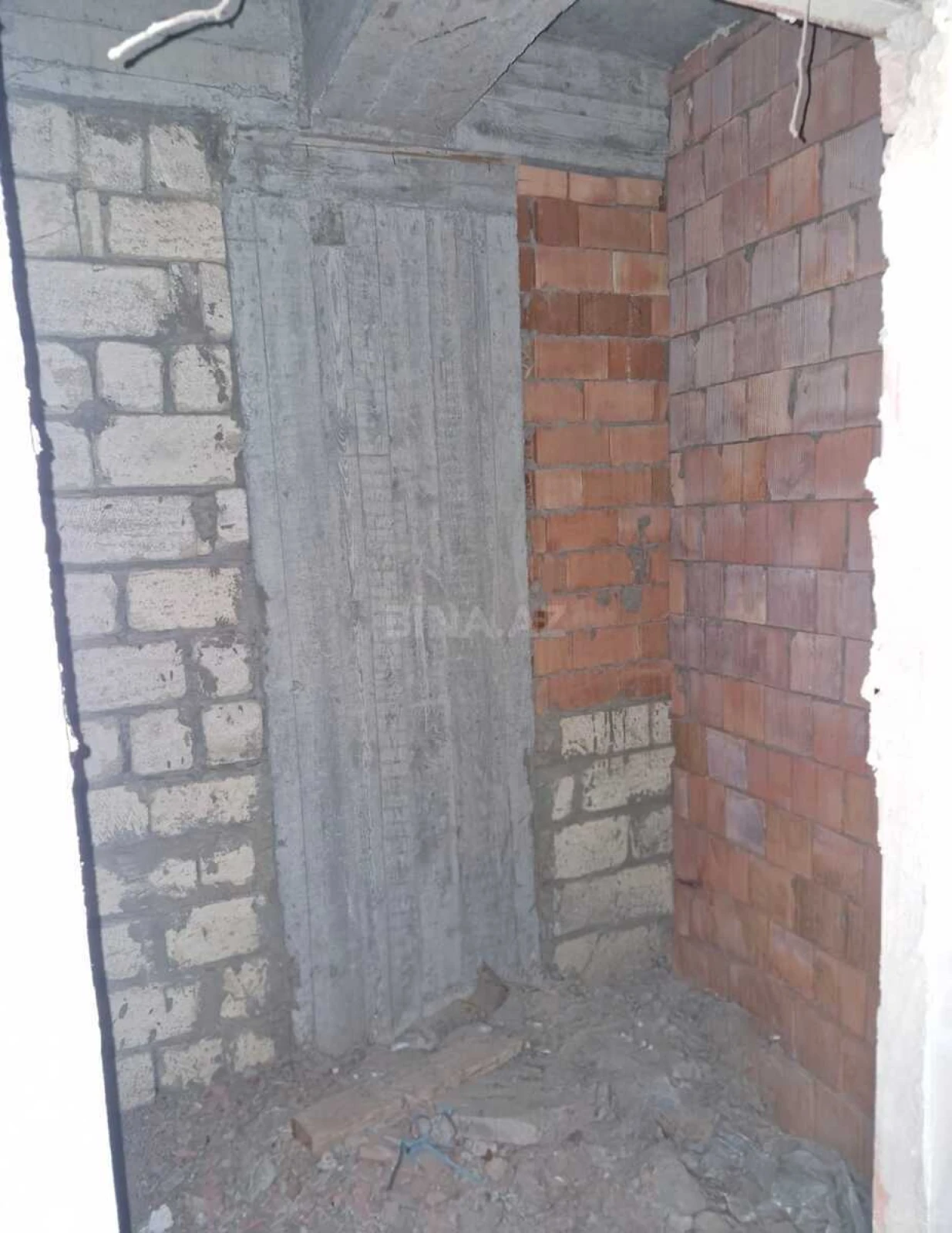 Satılır 4 otaqlı mənzil 137 m²