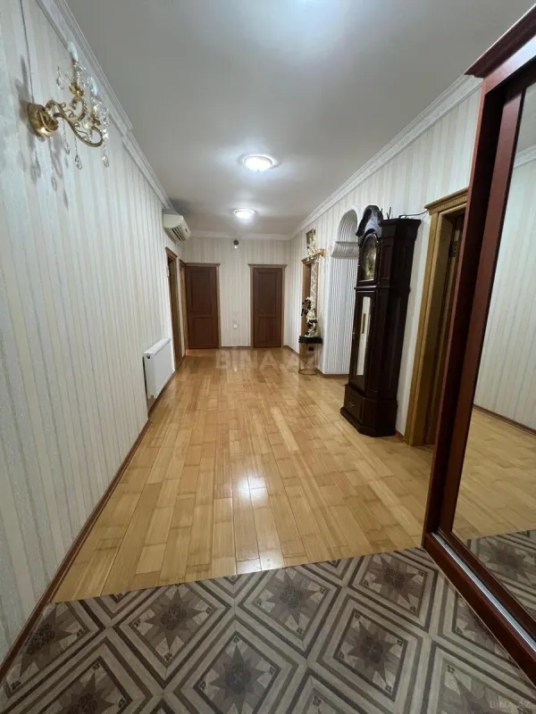 Satılır 4 otaqlı mənzil 137 m²