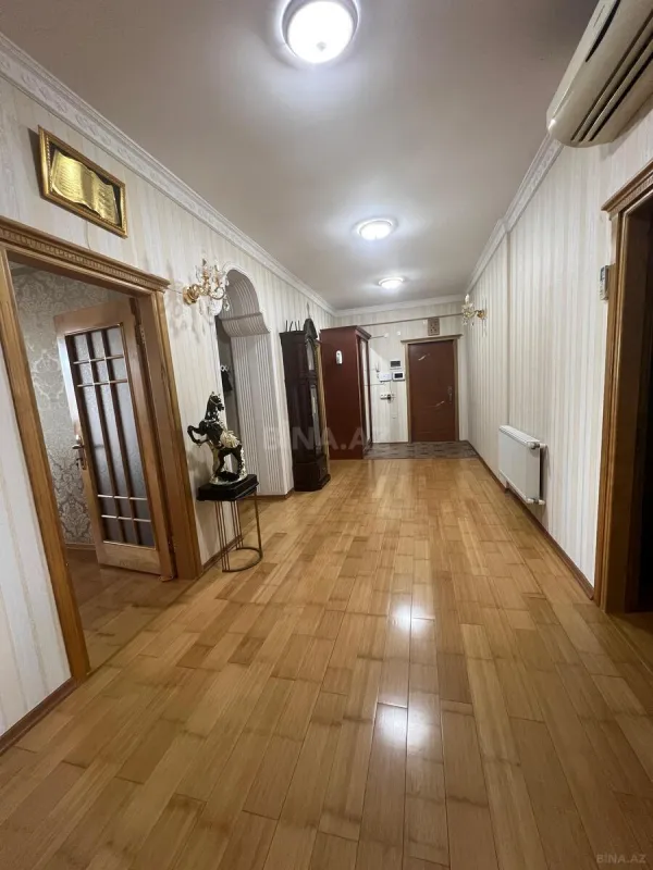 Satılır 4 otaqlı mənzil 137 m²