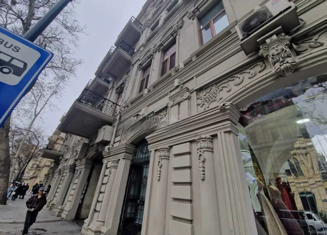 Satılır 4 otaqlı mənzil 220 m²