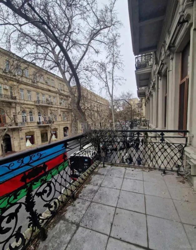 Satılır 4 otaqlı mənzil 220 m²