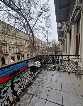 Satılır 4 otaqlı mənzil 220 m²