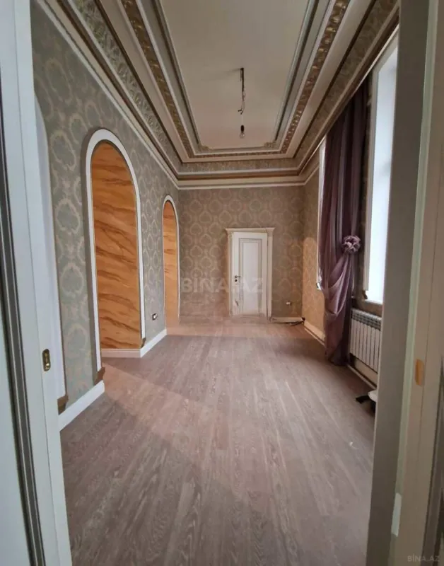 Satılır 4 otaqlı mənzil 220 m²