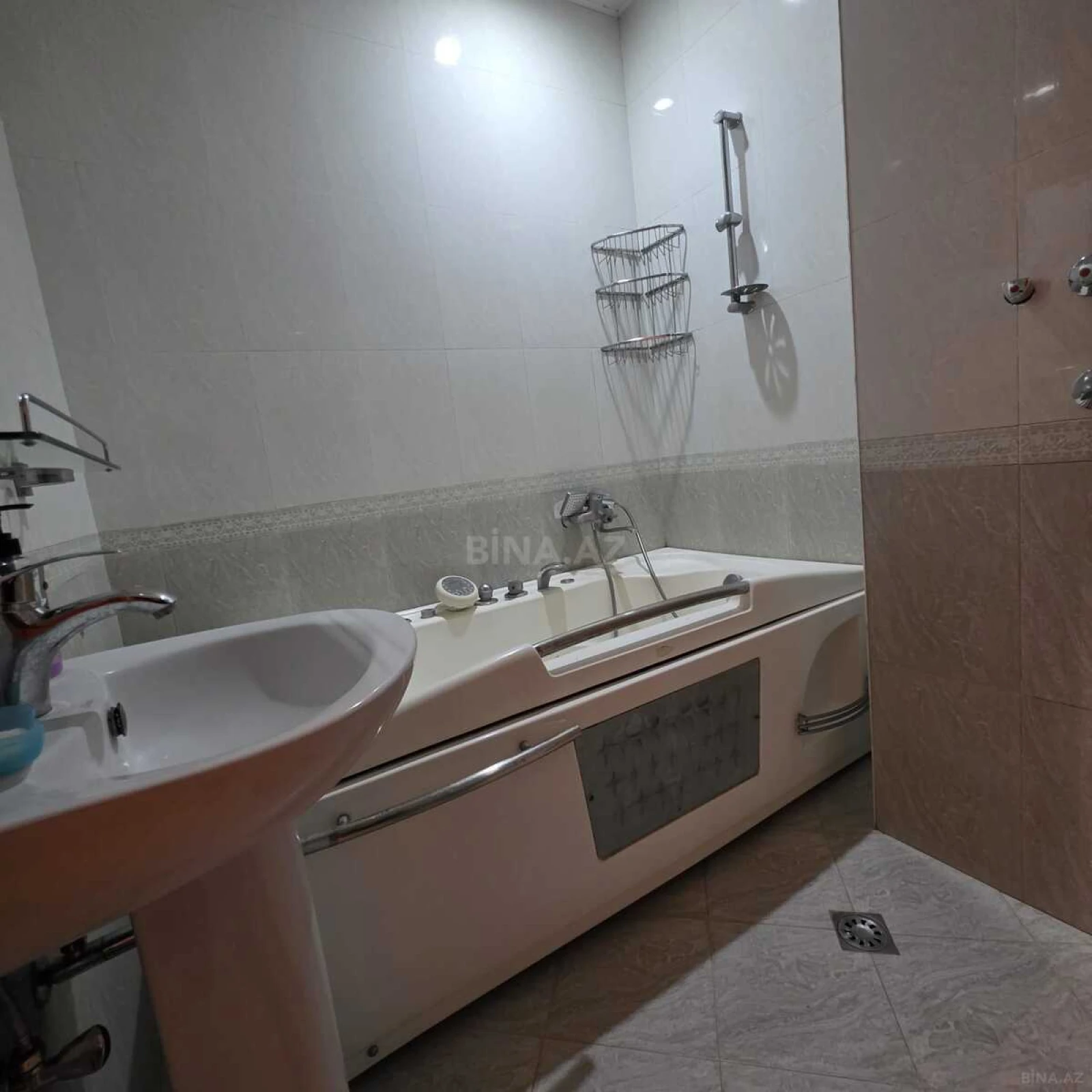 Kirayə verilir 4 otaqlı mənzil 150 m²