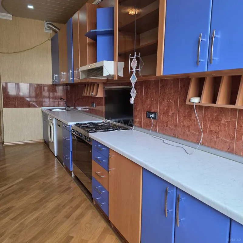 Kirayə verilir 4 otaqlı mənzil 150 m²