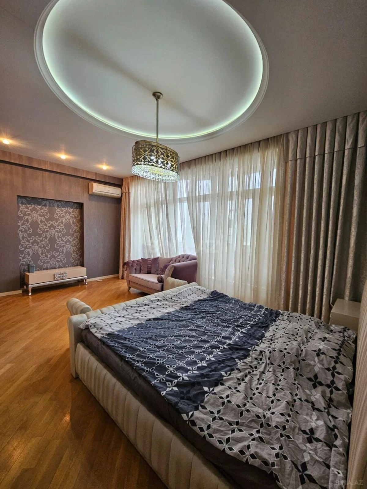 Satılır 3 otaqlı mənzil 129 m²