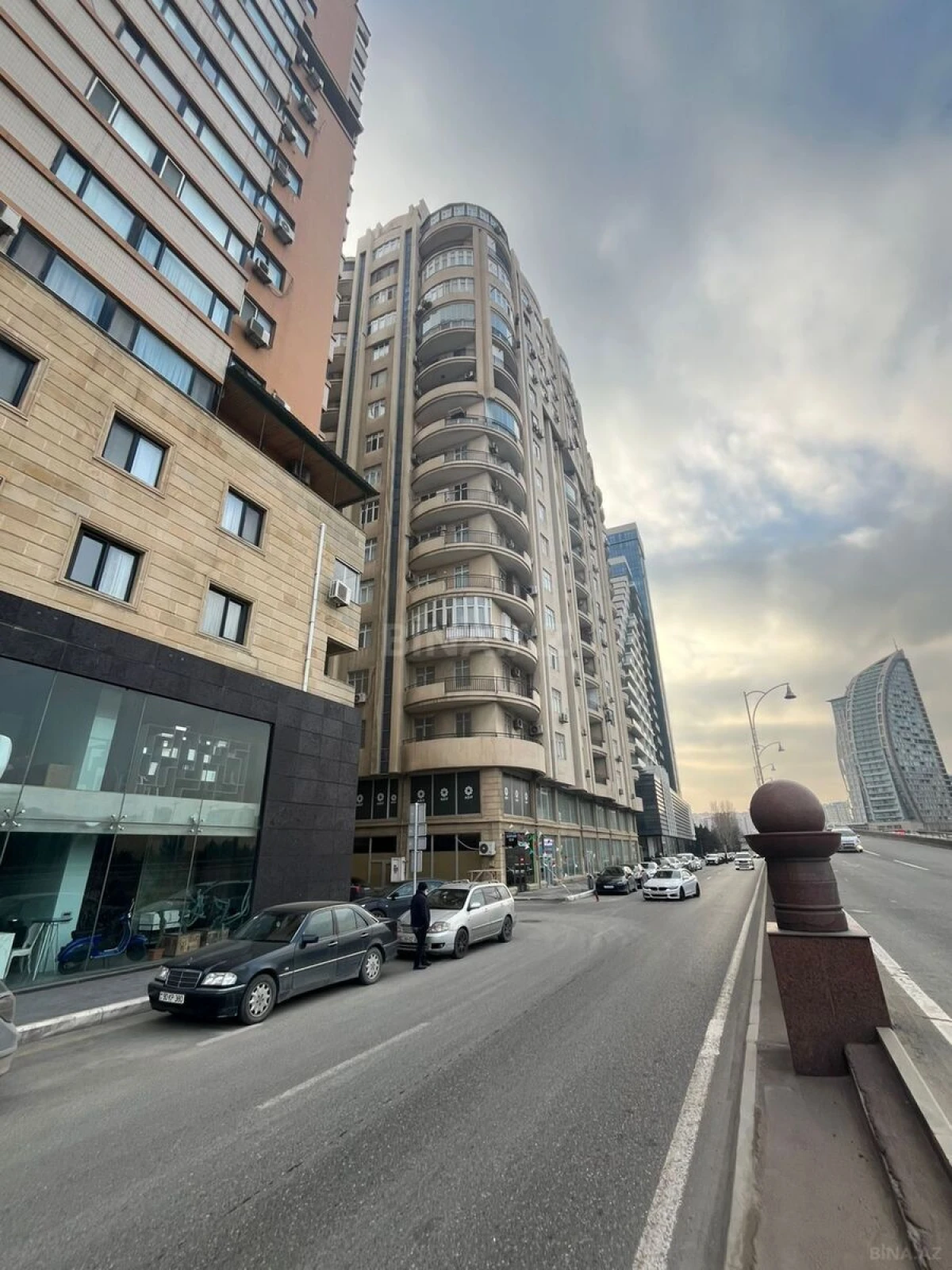 Satılır 3 otaqlı mənzil 129 m²