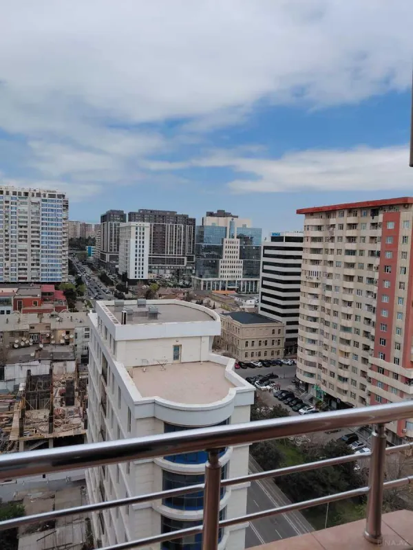 Satılır 3 otaqlı mənzil 152 m²