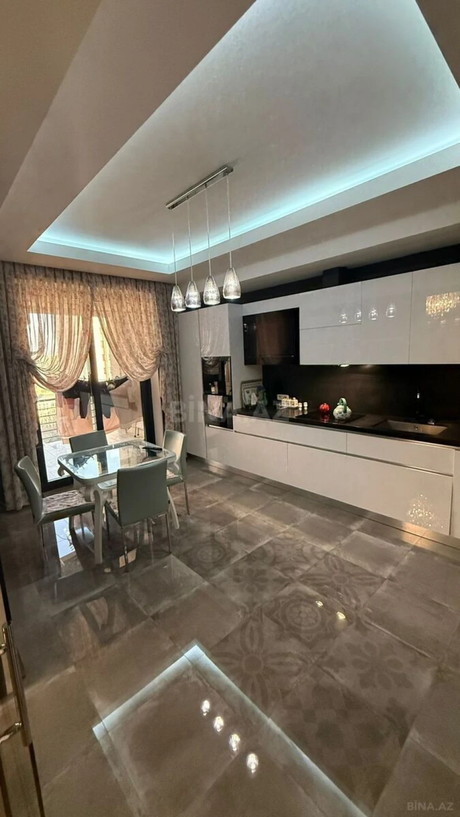 Satılır 3 otaqlı mənzil 151 m²