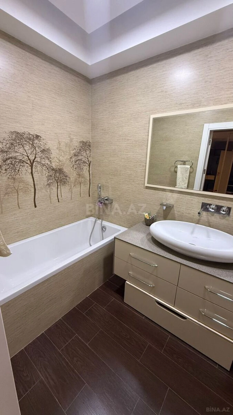 Satılır 3 otaqlı mənzil 151 m²