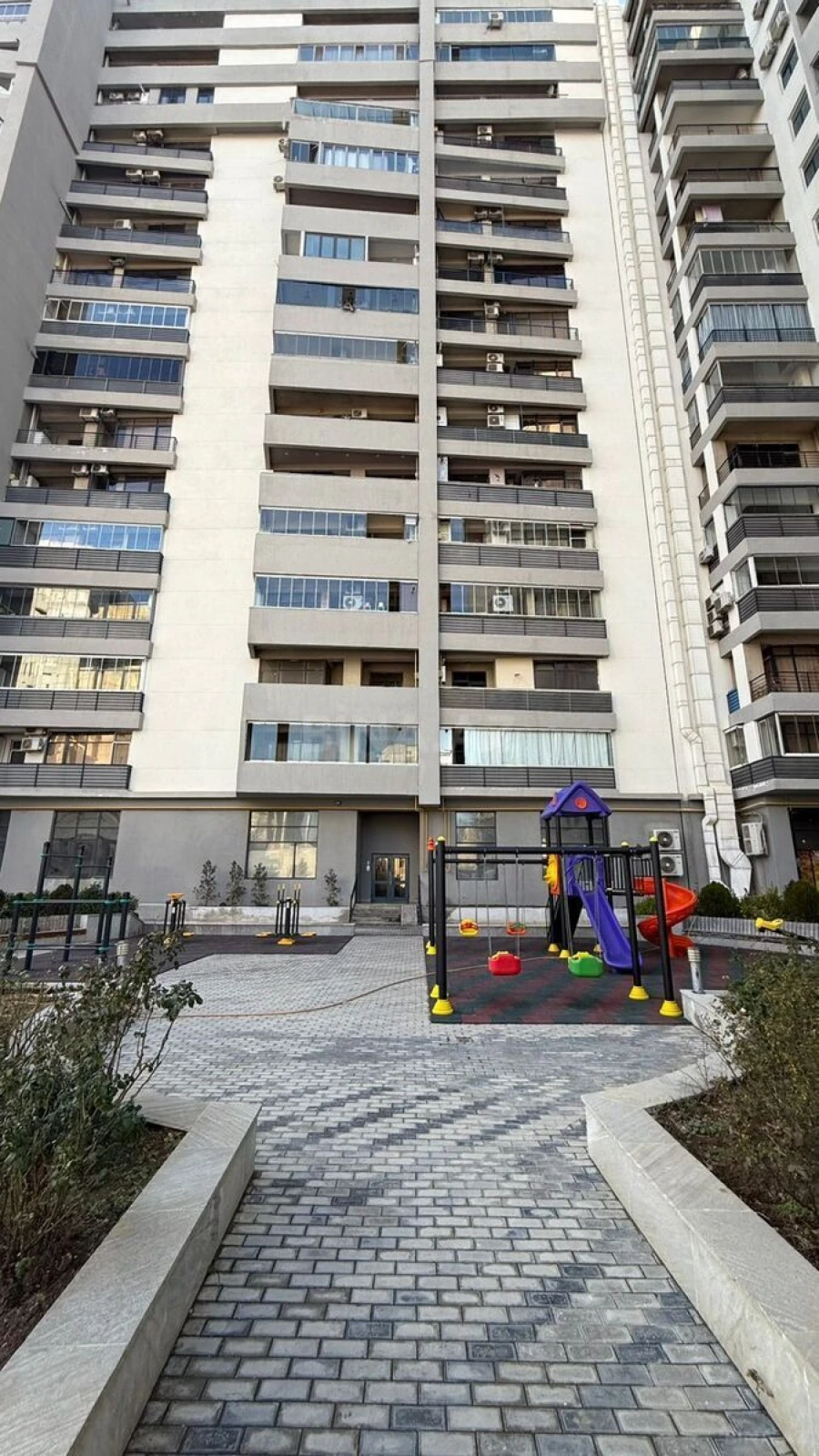 Satılır 3 otaqlı mənzil 151 m²