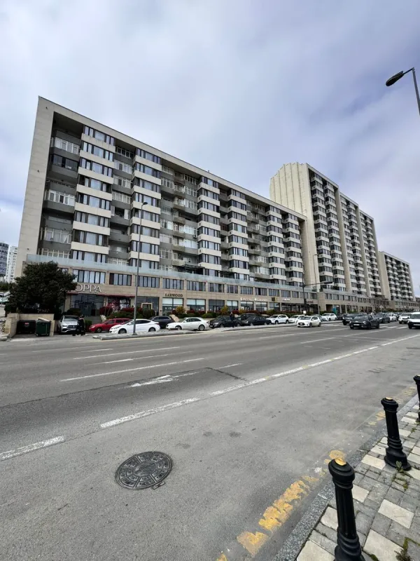 Satılır 3 otaqlı mənzil 135 m²