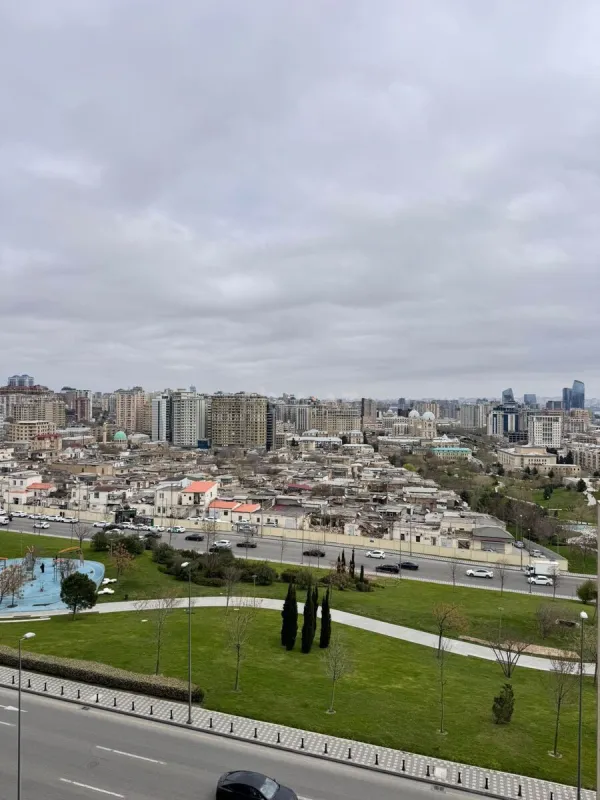 Satılır 3 otaqlı mənzil 135 m²