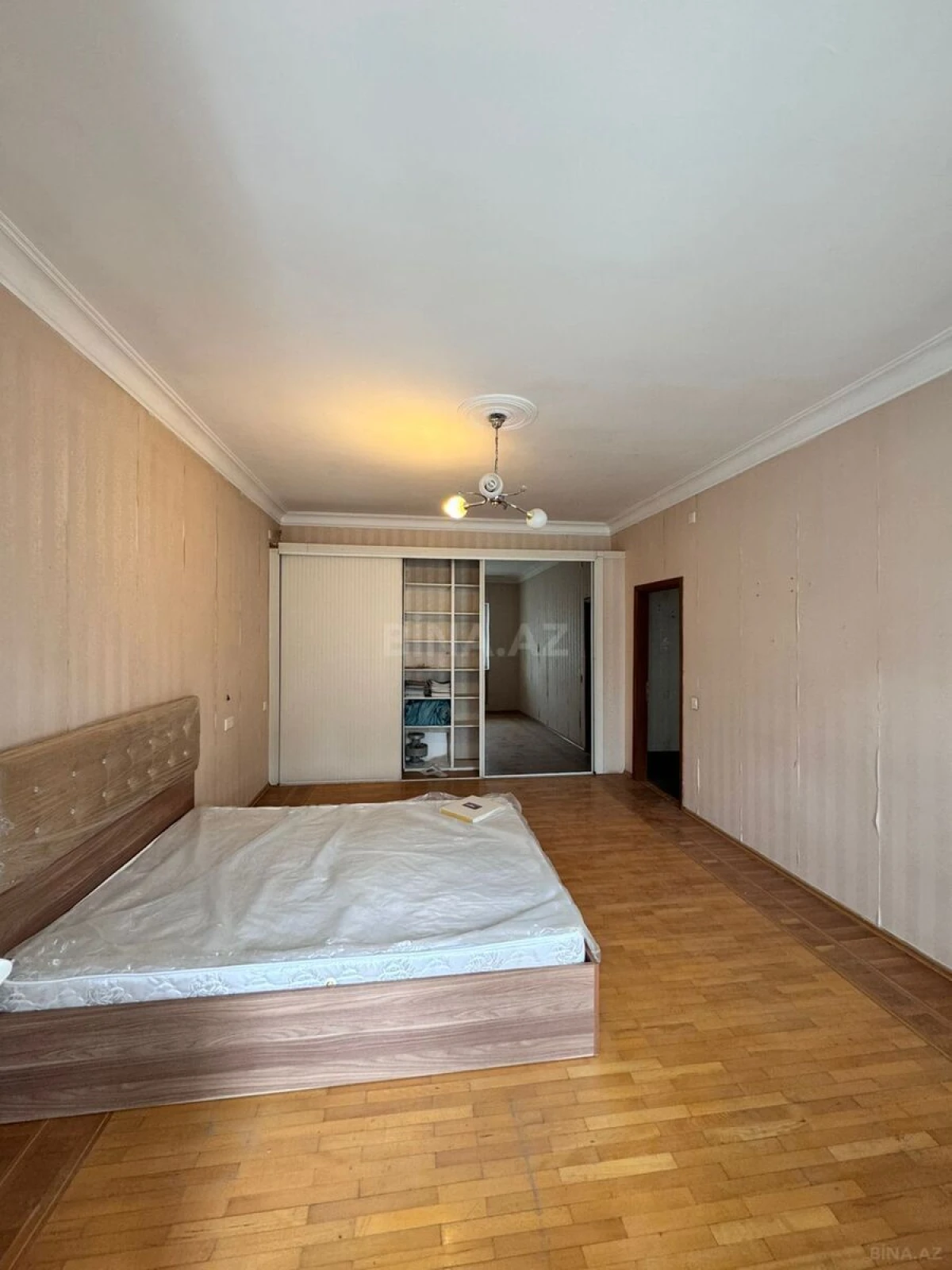 Satılır 3 otaqlı mənzil 135 m²